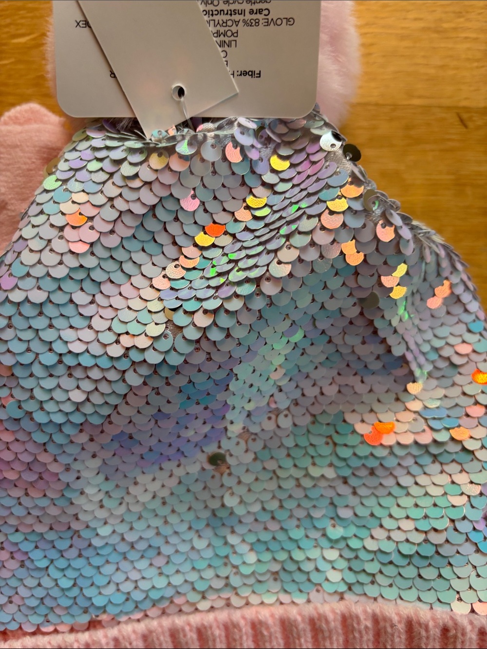 Girls’ NWT hat/glove set with iridescent sequins - Picture 2 of 3